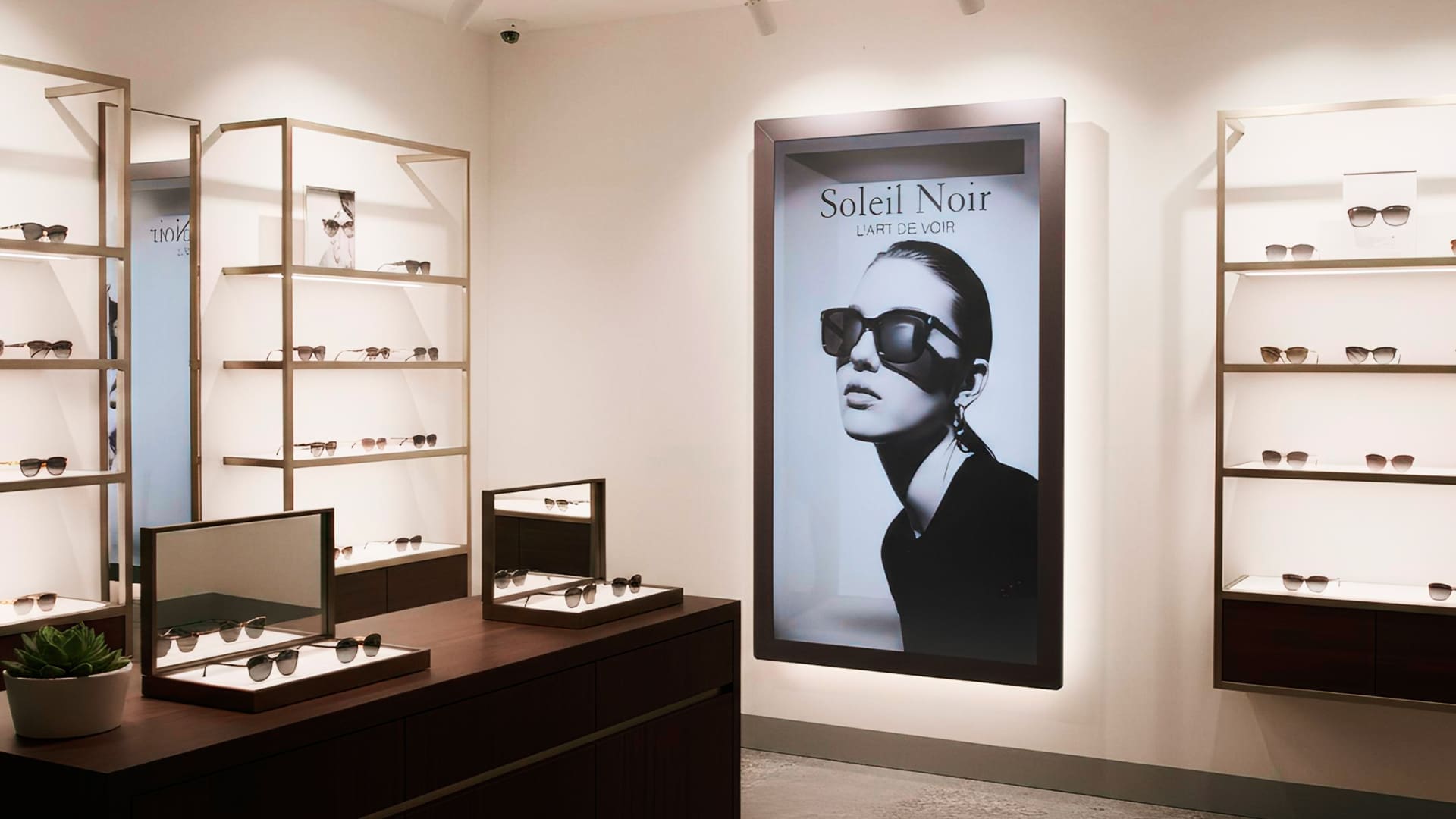 09 HLD 86 Retail 3 86" Hololuminescent™ Touch Display - Image 10